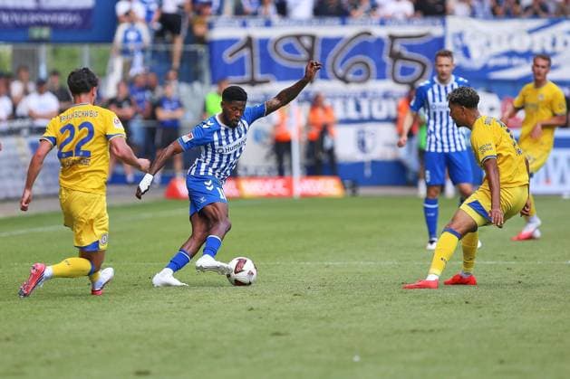 Magdeburg, Saxony-Anhalt, Germany, August 8, 2026, Avnet Arena, Matchday 1, 2026–27 Season, 2. Bundesliga, 1. FC Magdeburg vs. Eintracht Braunschweig, Moritz Broni Kwarteng 10, 1. FC Magdeburg in possession, Fabio Di Michele Sanchez 22 of Eintracht Braunschweig and Yann Sturm 7 of Eintracht Braunschweig watch Copyright: xdtsxNachrichtenagenturx dts_129600