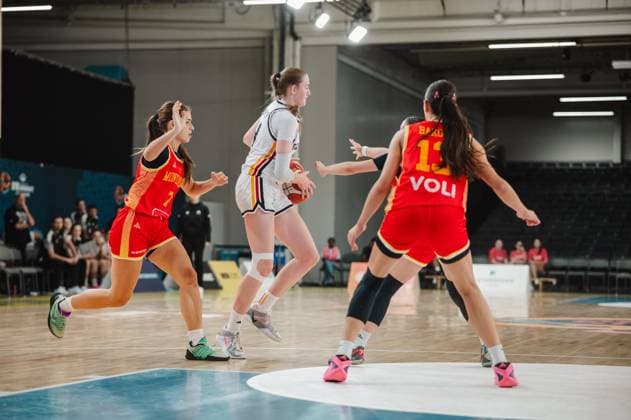 Frederike Askamp holds onto the ball in the center against two Montenegrin players, including No. 11 Milena Vujovic. The scene takes place at the Kistamässan in Stockholm. Frederike Askamp (No. 14, Germany) in a one-on-one battle against Montenegro. Copyright: xJoelxKruehlerx