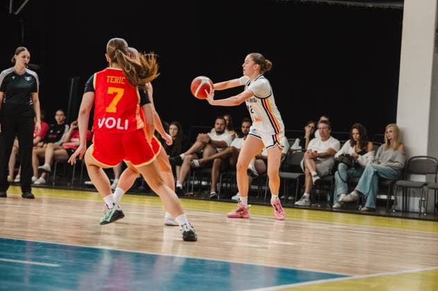 Lara Gierlich (12, Germany) controls the ball and initiates an attack, while Martina Teric (7, Montenegro) closes in as a defender. In the background, spectators watch the game at Kistamässan in Stockholm. Lara Gierlich (12, Germany) builds up play against Montenegro. Copyright: xJoelxKruehlerx