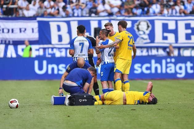 Magdeburg, Saxony-Anhalt, Germany, August 8, 2026, Avnet Arena, Matchday 1, 2026–27 Season, 2 Bundesliga 1 FC Magdeburg vs. Eintracht Braunschweig Fabio Di Michele Sanchez 22, Eintracht Braunschweig is on the ground after a foul by Herbert Bockhorn 7, 1 FC Magdeburg; referee Felix Prigan then shows the Magdeburg player a red card Copyright: xdtsxNachrichtenagenturx dts_129601