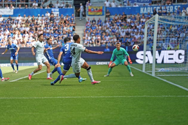 Shot by Monju Momuluh, Arminia Bielefeld, 14 GER, SC Karlsruhe vs. DSC Arminia Bielefeld Soccer Matchday 1, 2026–2027 Season, 2. Bundesliga, August 8, 2026. DFL and DFB regulations prohibit any use of photographs as image sequences and or quasi-VVIDEO GER SC Karlsruhe DSC Arminia Bielefeld Soccer Matchday 1, 2026–2027 Season, August 8, 2026 Copyright: xEibner-Pressefoto JoergxHirschx EP_JHH