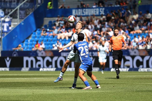 Sam Schreck, Arminia Bielefeld, 8; Sebastian Jung, SC Karlsruhe, 2 GER, SC Karlsruhe vs. DSC Arminia Bielefeld Soccer Matchday 1, 2026–2027 Season, 2. Bundesliga, August 8, 2026. DFL and DFB regulations prohibit any use of photographs as image sequences and or quasi-VVIDEO GER SC Karlsruhe DSC Arminia Bielefeld Soccer Matchday 1 Season 2026–2027 August 8, 2026 Copyright: xEibner-Pressefoto JoergxHirschx EP_JHH