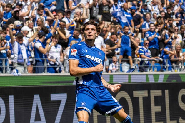August 8, 2026, xdaymx, Soccer 2. Bundesliga, Karlsruher SC vs. Arminia Bielefeld—Goal celebration by goal scorer Broschinski, Moritz on the 1–0 opening goal. DFL and DFB regulations prohibit any use of photographs as image sequences and or quasi-video. Karlsruhe