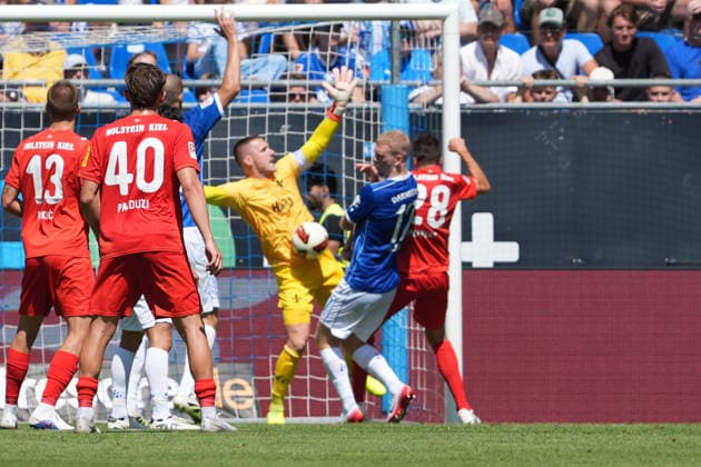 Goalkeeper Marcel Schuhen of SV Darmstadt 98 makes a save against Jonas Meffert of Holstein Kiel August 8, 2026 2. Bundesliga, Season 26–27 SV Darmstadt 98 vs. Holstein Kiel, Stadion am Boellenfalltor, Matchday 1, emonline, emspor,
