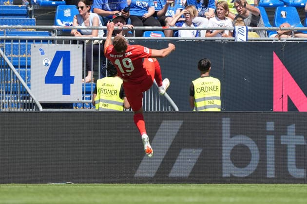 celebrate the goal, goal celebration for the 0-2 by Phil Harre of Holstein Kiel with a somersault, August 8, 2026, 2. Bundesliga, 2026-27 season, SV Darmstadt 98 vs. Holstein Kiel, Stadion am Böllenfalltor, Matchday 1, emonline, emspor,