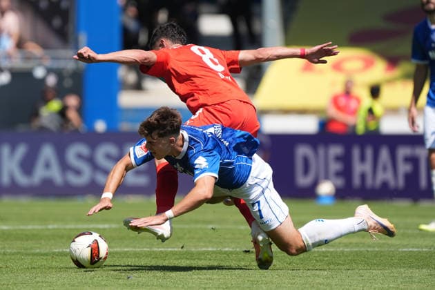 Guillermo Balzi (Holstein Kiel) fouls Noah Weißhaupt (SV Darmstadt 98) August 8, 2026, 2. Bundesliga, Season 26–27, SV Darmstadt 98 vs. Holstein Kiel, Stadion am Boellenfalltor, Matchday 1, emonline, emspor,