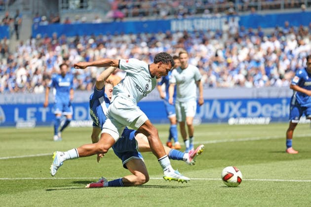 From left in a one-on-one duel: Noel Eichinger (SC Karlsruhe), 11, Monju Momuluh (Arminia Bielefeld), GER, SC Karlsruhe vs. DSC Arminia Bielefeld, Soccer, Matchday 1, 2026–2027 Season, 2. Bundesliga, August 8, 2026. DFL and DFB regulations prohibit any use of photographs as image sequences and or quasi-VVIDEO GER SC Karlsruhe DSC Arminia Bielefeld Soccer Matchday 1 Season 2026–2027 August 8, 2026 Copyright: xEibner-Pressefoto JoergxHirschx EP_JHH