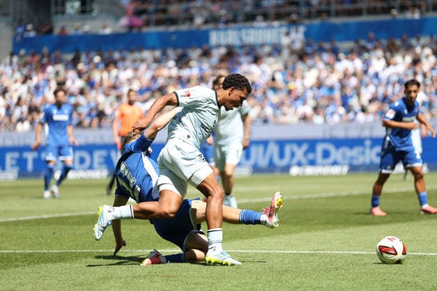 From left in a one-on-one duel: Noel Eichinger (SC Karlsruhe), 11, Monju Momuluh (Arminia Bielefeld), GER, SC Karlsruhe vs. DSC Arminia Bielefeld, Soccer, Matchday 1, 2026–2027 Season, 2. Bundesliga, August 8, 2026. DFL and DFB regulations prohibit any use of photographs as image sequences and or quasi-VVIDEO GER SC Karlsruhe DSC Arminia Bielefeld Soccer Matchday 1 Season 2026–2027 August 8, 2026 Copyright: xEibner-Pressefoto JoergxHirschx EP_JHH
