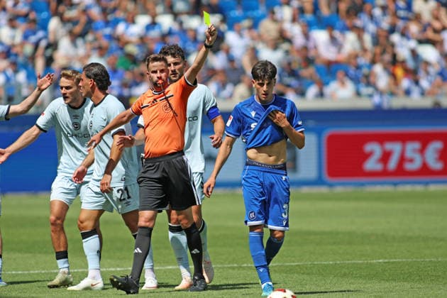 Yellow, yellow card, Deniz Ofli SC Karlsruhe, 3 GER, SC Karlsruhe vs. DSC Arminia Bielefeld, Soccer, Matchday 1, 2026–2027 Season, 2. Bundesliga, August 8, 2026. DFL and DFB regulations prohibit any use of photographs as image sequences and or quasi-VVIDEO GER SC Karlsruhe vs. DSC Arminia Bielefeld Soccer Matchday 1, 2026–2027 Season, August 8, 2026 Copyright: xEibner-Pressefoto JoergxHirschx EP_JHH