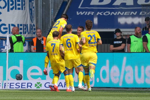 August 8, 2026, xgox, Soccer, 2. Bundesliga, 1. FC Magdeburg vs. Eintracht Braunschweig, emspor, from left: Celebrations after Aaron Opoku’s 0–1 goal for Braunschweig, 17 DFL and DFB regulations prohibit any use of photographs as image sequences and or quasi-video, Magdeburg