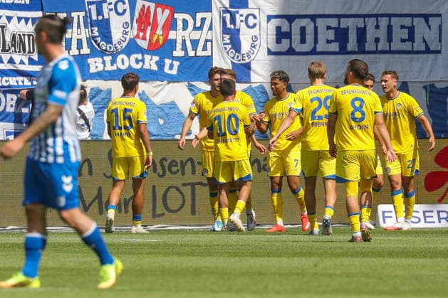 August 8, 2026, xgox, Soccer 2. Bundesliga: 1. FC Magdeburg vs. Eintracht Braunschweig (emspor), from left: Celebrations after Jan Urbich’s 0–2 goal for Braunschweig, 27 DFL and DFB regulations prohibit any use of photographs as image sequences and or quasi-video, Magdeburg