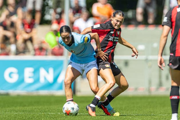 Sanne Koopman of Feyenoord Rotterdam and Carlotta Wamser of Bayer 04 Leverkusen battle for the ball during the preseason friendly match between the Bayer 04 Leverkusen women’s team and the Feyenoord Rotterdam women’s team at Ulrich Haberland Stadium on August 8, 2026, in Leverkusen, Germany. Photo by Mario Hommes, DeFodi Images. Sanne Koopman of Feyenoord Rotterdam and Carlotta Wamser of Bayer 04 Leverkusen battle for the ball during the preseason friendly match between Bayer 04 Leverkusen Women and Feyenoord Rotterdam Women at Ulrich Haberland Stadium on August 8, 2026 in Leverkusen, Germany. Photo by Mario Hommes, DeFodi Images