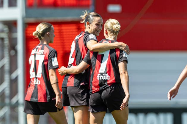 Cornelia Kramer of Bayer 04 Leverkusen celebrates a goal with her team after scoring to make it 0–3 during the friendly match between the Bayer 04 Leverkusen women s team and the Feyenoord Rotterdam women s team, Ulrich Haberland Stadium on August 8, 2026, in Leverkusen, Germany. Photo by Mario Hommes, DeFodi Images. Cornelia Kramer of Bayer 04 Leverkusen celebrates with her teammates after scoring her team’s third goal during the preseason friendly match between Bayer 04 Leverkusen Women and Feyenoord Rotterdam Women at Ulrich Haberland Stadium on August 8, 2026 in Leverkusen, Germany. Photo by Mario Hommes, DeFodi Images
