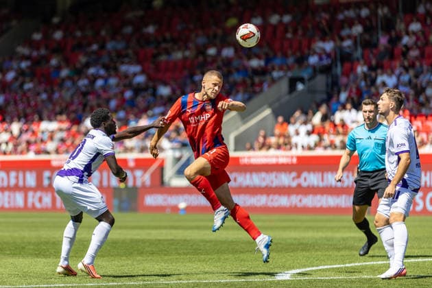 Adrian Beck, 1 FC Heidenheim, 21, header against Ismail Badjie, VfL Osnabrück, 10, Robin Meissner, VfL Osnabrück, 11, GER, 1 FC Heidenheim vs. VfL Osnabrück, soccer, 2. Bundesliga, Matchday 01, 2026–2027 season, August 8, 2026, DFL and DFB regulations prohibit any use of photographs as image sequences and or quasi-video, GER, 1 FC Heidenheim vs. VfL Osnabrück, Soccer, 2. Bundesliga, Matchday 1, 2026–2027 Season, August 8, 2026, Heidenheim Copyright: xEibner-Pressefoto JanixPlessx EP_JPL