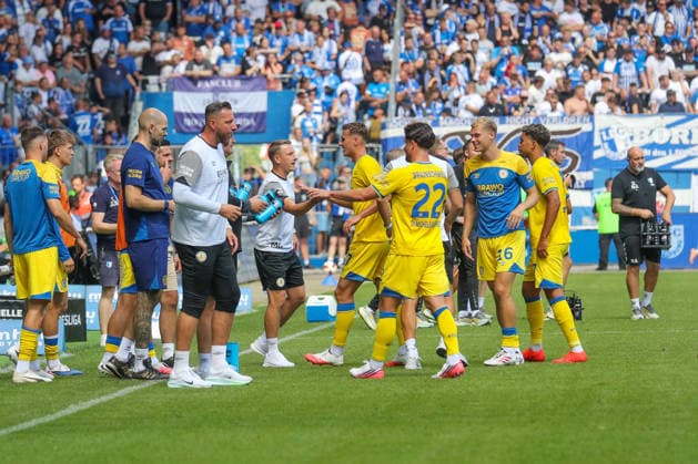 August 8, 2026, xgox, Soccer 2. Bundesliga 1 FC Magdeburg vs. Eintracht Braunschweig emspor, from left: Water break for both teams after 22 minutes DFL DFB REGULATIONS PROHIBIT ANY USE OF PHOTOGRAPHS as IMAGE SEQUENCES and or QUASI-VIDEO Magdeburg