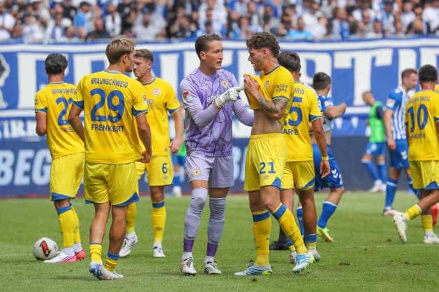 August 8, 2026, xgox, Soccer 2. Bundesliga 1 FC Magdeburg vs. Eintracht Braunschweig emspor, from left: Ron Thorben Hoffmann (Braunschweig), 1 gives instructions, gesticulates with his arms, gesticulate, gives instructions Kevin Ehlers Braunschweig, 21 DFL DFB REGULATIONS PROHIBIT ANY USE OF PHOTOGRAPHS as IMAGE SEQUENCES and or QUASI-VIDEO Magdeburg