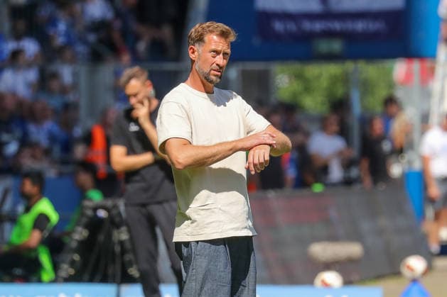 August 8, 2026, xgox, Soccer, 2. Bundesliga, 1. FC Magdeburg vs. Eintracht Braunschweig, emspor; from left: Lars Kornetka (Braunschweig); coach looks at his watch. DFL and DFB regulations prohibit any use of photographs as image sequences and or quasi-video. Magdeburg