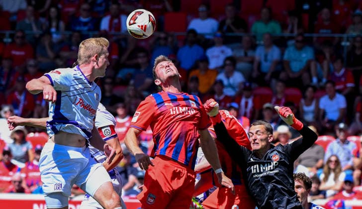 August 8, 2026, xemx, Soccer 2. Bundesliga, 1 FC Heidenheim vs. VfL Osnabrück: Niklas Wiemann (VfL Osnabrück), Tim Siersleben (1 FC Heidenheim), Patrick Mainka 1 FC Heidenheim, Frank Feller 1 FC Heidenheim, tackle, action, battle for the ball. DFL and DFB regulations prohibit any use of photographs as image sequences and or quasi-video. Heidenheim
