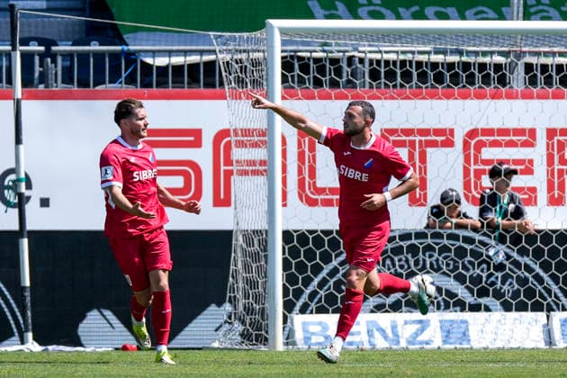 From left: Jahn Herrmann Steinbach, 30, goal scorer Till Hausotter Steinbach, 27, and a player from TSV Steinbach Haiger, celebrate the goal that made the score 0–1, Celebration, goal celebration, goal scored, celebrating the goal, goal, celebration, celebrating the goal, joy, happiness, happy, optimistic, positive, game scene, highlight, action, 08 08 2026, Sandhausen, Germany, soccer, Regionalliga Südwest, SV Sandhausen, TSV Steinbach Haiger xozx