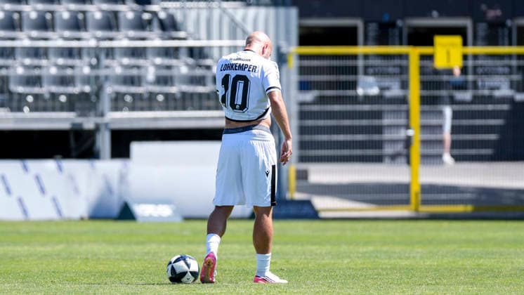 Felix Lohkemper SVS, 10, player for SV Sandhausen SVS, looking disappointed, disappointment, frustration, pessimistic, after conceding the goal that made the score 0–1, action, play, game scene, August 8, 2026, Sandhausen, Germany, soccer, Regionalliga Südwest, SV Sandhausen vs. TSV Steinbach Haiger xozx