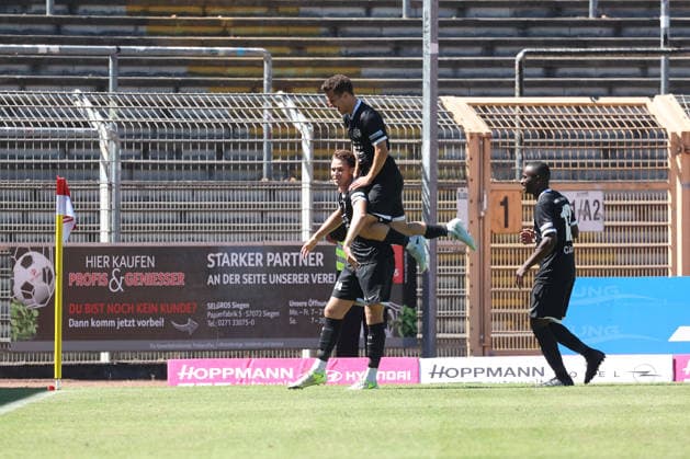 Celebrations for Etienne Frederic Feese (HIL) after his goal to make it 0–1 in the Regionalliga West soccer match, Matchday 2, Sportfreunde Siegen vs. VfB 03 Hilden, on August 8, 2026, in Siegen, Germany