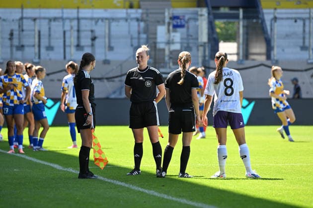 Soccer I Women’s I 2026–2027 Season I Bundesliga I Matchday 2 I FC Carl Zeiss Jena vs. SGS Essen I August 8, 2026 The team of female referees holds a brief discussion shortly after kickoff, because the jerseys of both teams are too similar. Jena Ernst Abbe Sportfeld, Ad Hoc Arena, Thuringia, Germany Copyright: xLobeca InesxHähnelx