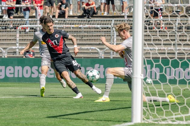 Leopold Wurm (SSV Jahn Regensburg, 37) blocks a shot by Niklas Castelle (Viktoria Cologne, 44) – FC Viktoria Cologne vs. SSV Jahn Regensburg, Soccer, 3. Liga, Matchday 1, 2026–2027 season, August 8, 2026 DFL DFB regulations prohibit any use of photographs as image sequences and or quasi-video FC Viktoria Cologne vs. SSV Jahn Regensburg, soccer, 3rd Division, Matchday 1, 2026–2027 season, August 8, 2026, Cologne Copyright: xEibner-Pressefoto ThomasxHaeslerx EP_THR