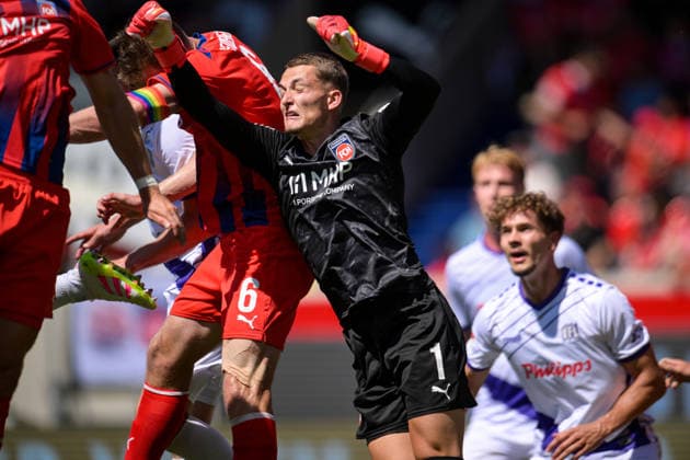 Soccer, 2. Bundesliga, 20260808, 1 FC Heidenheim vs. VfL Osnabrück. Pictured, from left: Patrick MAINKA (Heidenheim, 6), goalkeeper Frank FELLER (Heidenheim, 1). Collision at the Heidenheim Voith Arena in Baden-Württemberg, Germany Copyright: Passion2Press MarkusxFischerx