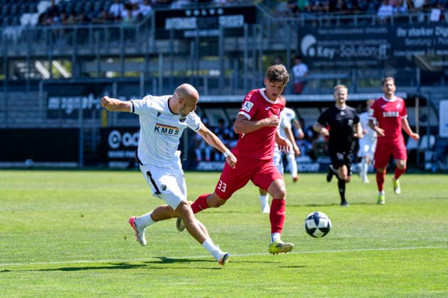 v li Felix Lohkemper SVS, 10, Max Lippert Steinbach, 33, tackle, game scene, duel, tackle, tackling, dynamism, action, 08 08 2026, Sandhausen, Germany, soccer, Regionalliga Southwest, SV Sandhausen vs. TSV Steinbach Haiger xozx