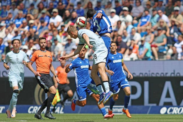 Heading duel, Sam Schreck, Arminia Bielefeld, 8 GER, SC Karlsruhe vs. DSC Arminia Bielefeld, Soccer, Matchday 1, 2026–2027 Season, 2. Bundesliga, August 8, 2026. DFL and DFB regulations prohibit any use of photographs as image sequences and or quasi-videoVIDEO GER SC Karlsruhe vs. DSC Arminia Bielefeld Soccer Matchday 1, 2026–2027 Season, August 8, 2026 Copyright: xEibner-Pressefoto JoergxHirschx EP_JHH