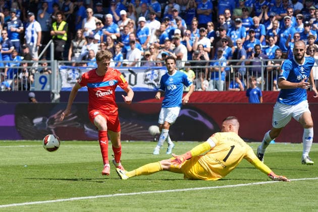 SV Darmstadt 98 goalkeeper Marcel Schuhen stops a solo run by Alexander Bernhardsson of Holstein Kiel 08 08 2026 2. Bundesliga, Season 26-27 SV Darmstadt 98 vs. Holstein Kiel, Stadion am Boellenfalltor, Matchday 1, emonline, emspor,
