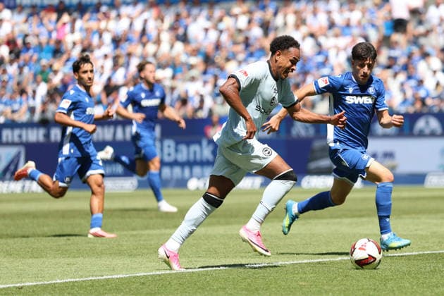 v li Monju Momuluh, Arminia Bielefeld, 14; Deniz Ofli, SC Karlsruhe, 3 GER, SC Karlsruhe vs. DSC Arminia Bielefeld Soccer Matchday 1, 2026–2027 Season, 2. Bundesliga, August 8, 2026. DFL and DFB regulations prohibit any use of photographs as image sequences and or quasi-videoVIDEO GER SC Karlsruhe DSC Arminia Bielefeld Soccer Matchday 1, 2026–2027 Season, August 8, 2026 Copyright: xEibner-Pressefoto JoergxHirschx EP_JHH