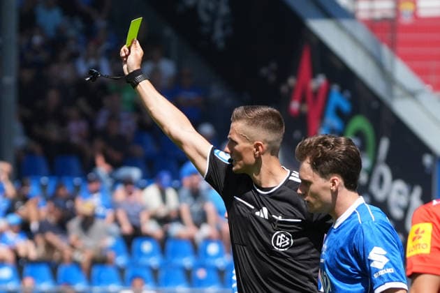 Referee Felix Bickel shows a yellow card 08 08 2026 2. Bundesliga, Season 26-27 SV Darmstadt 98 vs. Holstein Kiel, Stadion am Boellenfalltor, Matchday 1, emonline, emspor,