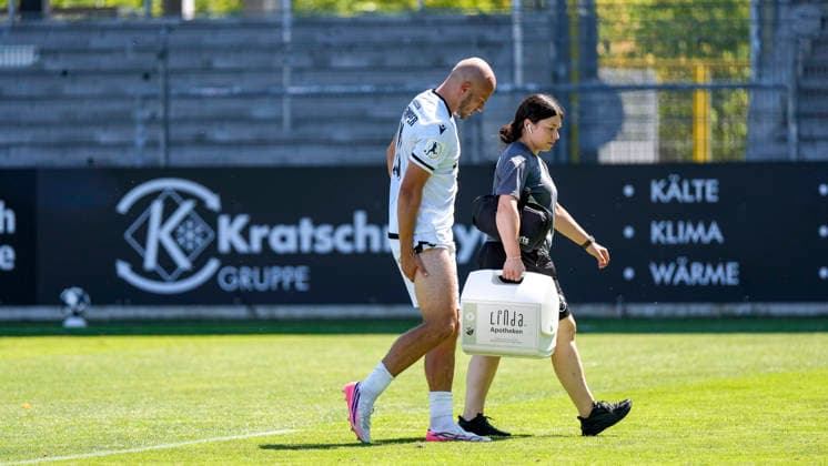 Felix Lohkemper (SVS, 10) has been injured and must be substituted; Ines Bechtel, a physical therapist with SV Sandhausen, accompanies him off the field; injured, injury, time out due to injury, action, play, game scene, August 8, 2026, Sandhausen, Germany, soccer, Regionalliga Südwest, SV Sandhausen vs. TSV Steinbach Haiger xozx