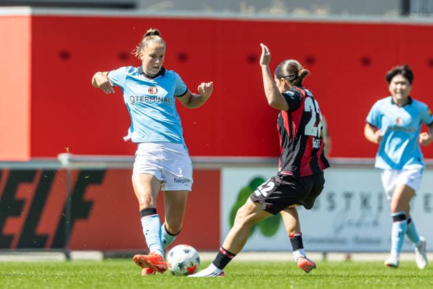 Goalkeepers Claire Dinkla of Feyenoord Rotterdam and Ruby Grant of Bayer 04 Leverkusen battle for the ball during the preseason friendly match between the Bayer 04 Leverkusen Women and the Feyenoord Rotterdam Women at Ulrich Haberland Stadium on August 8, 2026, in Leverkusen, Germany. Photo by Mario Hommes, DeFodi Images. Goalkeeper Claire Dinkla of Feyenoord Rotterdam and Ruby Grant of Bayer 04 Leverkusen battle for the ball during the preseason friendly match between the Bayer 04 Leverkusen Women’s team and the Feyenoord Rotterdam Women’s team at Ulrich Haberland Stadium on August 8, 2026 in Leverkusen, Germany. Photo by Mario Hommes, DeFodi Images