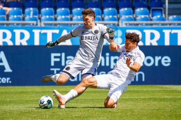 August 8, 2026, xavx, Soccer 3rd Division, SV Wehen Wiesbaden vs. Preußen Münster; from left: goalkeeper Florian Stritzel of SV Wehen Wiesbaden loses possession to Montell Ndikom of Preußen Münster in front of the goal, resulting in the 0–1 score. DFL and DFB regulations prohibit any use of photographs as image sequences and or quasi-video contentEO Wiesbaden