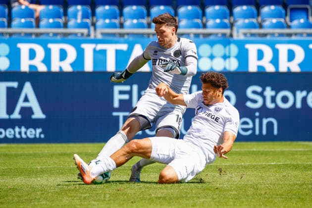 August 8, 2026, xavx, Soccer 3rd Division, SV Wehen Wiesbaden vs. Preußen Münster; from left: goalkeeper Florian Stritzel of SV Wehen Wiesbaden loses possession to Montell Ndikom of Preußen Münster in front of the goal, resulting in the 0–1 score. DFL and DFB regulations prohibit any use of photographs as image sequences and or quasi-video contentEO Wiesbaden