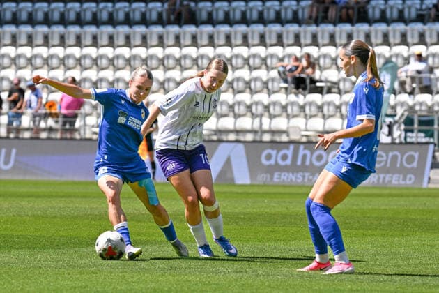 Soccer I Women s I 2026–2027 Season I Bundesliga I Matchday 2 I FC Carl Zeiss Jena vs. SGS Essen I August 8, 2026, Tackle by Emily Reske (No. 10), FC Carl Zeiss Jena vs. Laura Bröning 10, SGS Essen; Jena, Ernst Abbe Sportfeld, ad hoc Arena, Thuringia, Germany Copyright: xLobeca InesxHähnelx