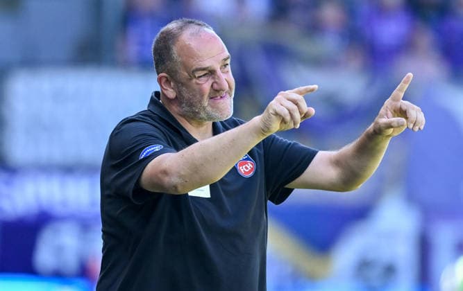 August 8, 2026, xemx, Soccer 2. Bundesliga, 1. FC Heidenheim vs. VfL Osnabrück: Head Coach Frank Schmidt of 1. FC Heidenheim gives instructions, gesturing with his arms, gesticulate, gives instructions DFL DFB REGULATIONS PROHIBIT ANY USE OF PHOTOGRAPHS as IMAGE SEQUENCES and or QUASI-VIDEO Heidenheim