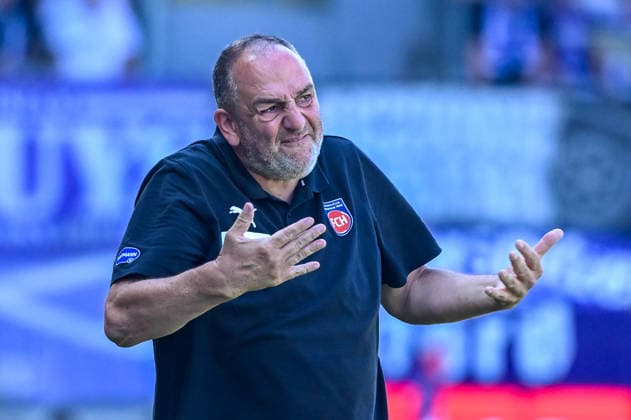 August 8, 2026, xemx, Soccer 2. Bundesliga, 1. FC Heidenheim vs. VfL Osnabrück: Head Coach Frank Schmidt of 1. FC Heidenheim gives instructions, gesturing with his arms, gesticulate, gives instructions DFL DFB REGULATIONS PROHIBIT ANY USE OF PHOTOGRAPHS as IMAGE SEQUENCES and or QUASI-VIDEO Heidenheim