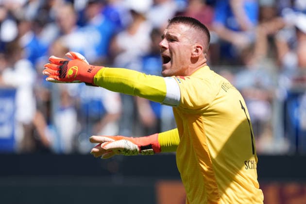 SV Darmstadt 98 goalkeeper Marcel Schuhen shouts instructions to his teammates August 8, 2026, 2. Bundesliga, 2026–27 season, SV Darmstadt 98 vs. Holstein Kiel, Stadion am Boellenfalltor, Matchday 1, emonline, emspor,