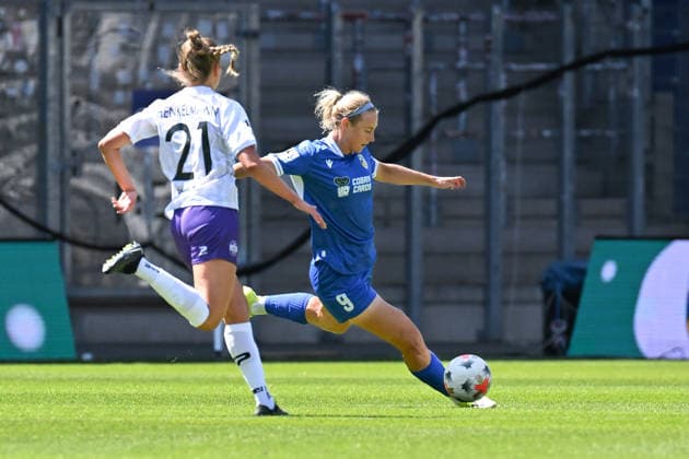 Soccer I Women s I 2026–2027 Season I Bundesliga I Matchday 2 I FC Carl Zeiss Jena vs. SGS Essen I August 8, 2026 Lia Henkelmann 21, SGS Essen l , Anna Olmala 9, FC Carl Zeiss Jena plays the ball; cutout, close-up, portrait, individual photo, single image, body; Jena Ernst Abbe Sportfeld, ad hoc Arena; Thuringia, Germany Copyright: xLobeca InesxHähnelx