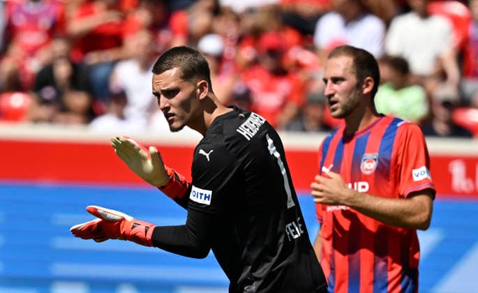 Goalkeeper Frank Feller of 1 FC Heidenheim 1846 FCH 01 claps his hands encouragingly, Applause from Jonas Foehrenbach, 1 FC Heidenheim 1846 FCH 19, 1 FC Heidenheim 1846 FCH vs. VfL Osnabrück, August 8, 2026. DFL regulations prohibit any use of photographs as IIMAGE SEQUENCES AND OR QUASI-VIDEO 1 FC Heidenheim 1846 FCH vs. VfL Osnabrück