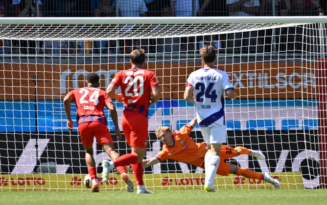 Penalty area play, Goalmouth action, shot on goal, scoring chance, Budu Zivzivadze, Siwsiwadse, 1 FC Heidenheim 1846 (FCH) 11 (not in frame), goalkeeper Jonas Krumrey, VfL Osnabrück 32, 1 FC Heidenheim 1846 (FCH) vs. VfL Osnabrück August 8, 2026 DFL regulations prohibit any use of photographs as image sequences and or quasi-video 1 FC Heidenheim 1846 FCH vs. VfL Osnabrück