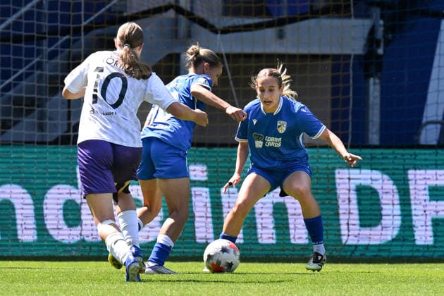 Soccer I Women s I 2026–2027 Season I Bundesliga I Matchday 2 I FC Carl Zeiss Jena vs. SGS Essen I August 8, 2026 Laura Bröning 10, SGS Essen, Emily Reske 10, FC Carl Zeiss Jena, Napsugar Sinka 6, FC Carl Zeiss Jena, Ernst Abbe Sportfeld, ad hoc Arena, Thuringia, Germany Copyright: xLobeca InesxHähnelx