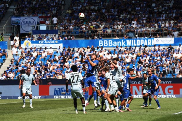 Header, header duel: Paul Scholl, SC Karlsruhe, 15 GER, SC Karlsruhe vs. DSC Arminia Bielefeld, Soccer, Matchday 1, 2026–2027 Season, 2. Bundesliga, August 8, 2026. DFL and DFB regulations prohibit any use of photographs as image sequences and or quasi-VVIDEO GER SC Karlsruhe vs. DSC Arminia Bielefeld Soccer Matchday 1, 2026–2027 Season, August 8, 2026 Copyright: xEibner-Pressefoto JoergxHirschx EP_JHH
