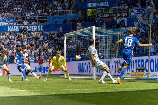August 8, 2026, xdaymx, Soccer 2. Bundesliga, Karlsruher SC vs. Arminia Bielefeld, Wanitzek, Marvin sends in a dangerous cross, but it is intercepted by Jonas Kersken before it reaches the box. DFL DFB REGULATIONS PROHIBIT ANY USE OF PHOTOGRAPHS as IMAGE SEQUENCES and or QUASI-VIDEO. Karlsruhe