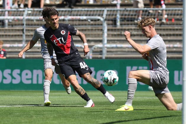 August 8, 2026, xsefx, Soccer, FC Viktoria Köln vs. SSV Jahn Regensburg, 3. Liga, Sportpark Höhenberg, Matchday 1, 2026–2027 Season: Niklas Castelle (FC Viktoria Köln, No. 44) in a tackle against Leopold Wurm (SSV Jahn Regensburg, No. 37). DFB regulations prohibit any use of photographs as image sequences and or quasi-video. North Rhine-Westphalia, Germany