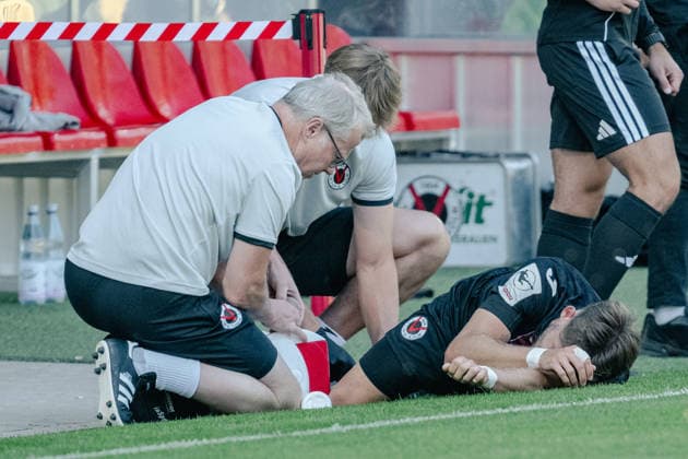 Pascal Fallmann of Viktoria Cologne, 28, requires treatment following an injury sustained without contact from an opponent. FC Viktoria Cologne vs. SSV Jahn Regensburg, Soccer, 3rd Division, Matchday 1, 2026–2027 Season, August 8, 2026 DFL and DFB regulations prohibit any use of photographs as image sequences and or quasi-video. FC Viktoria Cologne vs. SSV Jahn Regensburg, soccer, 3rd Division, Matchday 1, 2026–2027 season, August 8, 2026, Cologne Copyright: xEibner-Pressefoto ThomasxHaeslerx EP_THR