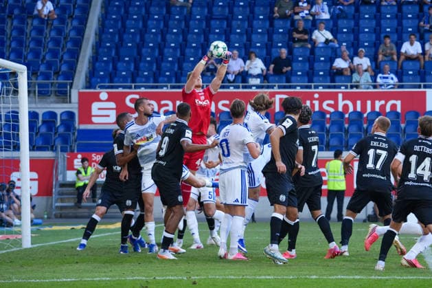 German Soccer, 3rd Division, Schauinsland Reisen Arena, Wedaustadion, MSV Arena, Duisburg, Matchday 1, MSV Duisburg vs. SV Meppen; Julius Pünt (SV Meppen), No. 44, catches the ball Copyright: xMichelxWittex